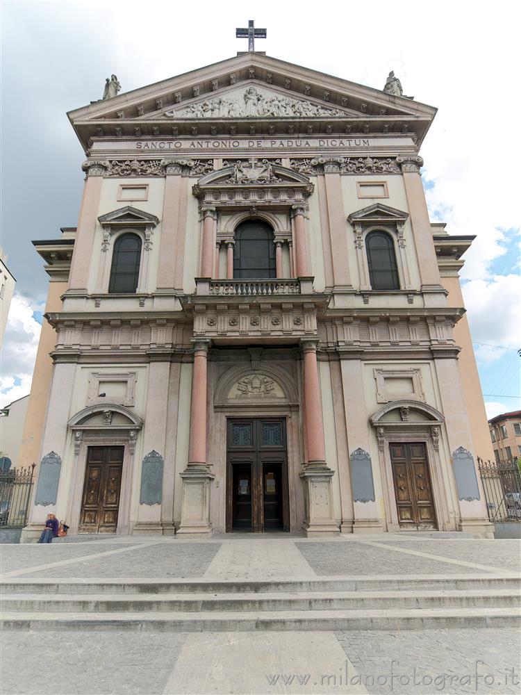 Milano - Facciata neotardorinascimentale del Santuario di Sant'Antonio da Padova